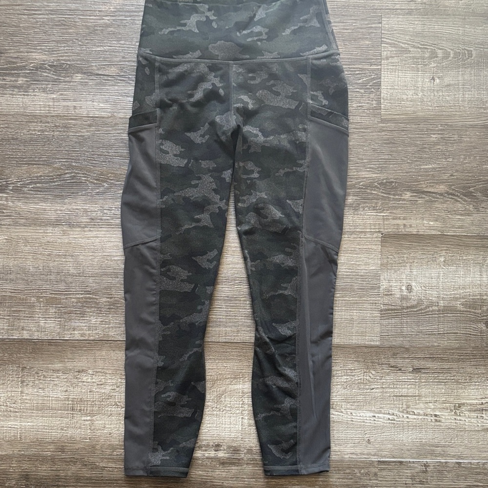 Fabletics Dark Camo powerhold Leggings